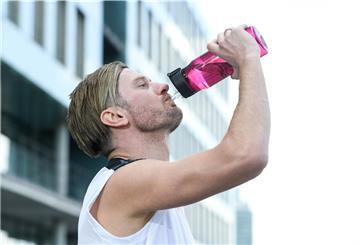 Spätestens nach dem Sport ist der Griff zur Wasserflasche unverzichtbar, um den Körper wieder mit Flüssigkeit und Mineralstoffen zu versorgen.