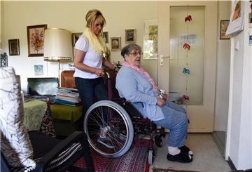 Spätestens, wenn Senioren auf Rollator, Rollstuhl und Pflegedienst angewiesen sind, müssen meist einige Änderungen in der Wohnungen vorgenommen werden.