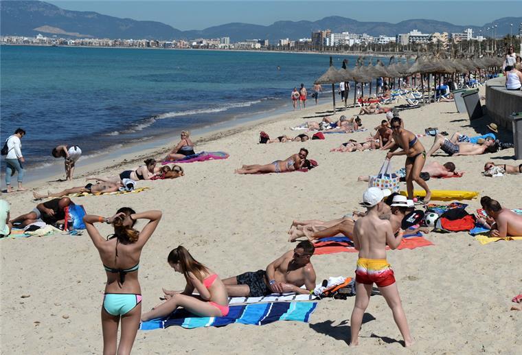 Urlaub fällt angesichts steigender Preise tendenziell kürzer aus Spanien gehört mit seinen Stränden wie hier auf Mallorca nach wie vor zu den gefragten Reisezielen.