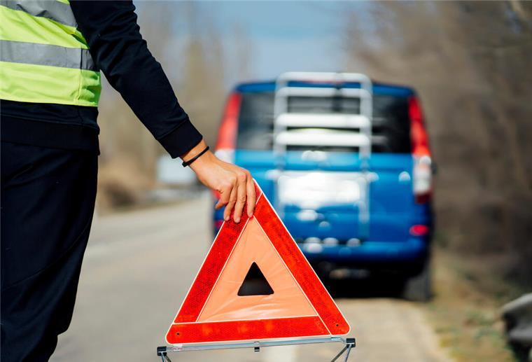 Warndreieck vor dem Aus! Ab 2026 wird hier eine Alternative Pflicht Spanien schafft das Warndreieck auf Autobahnen ab! Ab 2026 müssen inländische Fahrzeuge eine moderne Blinkleuchte nutzen.