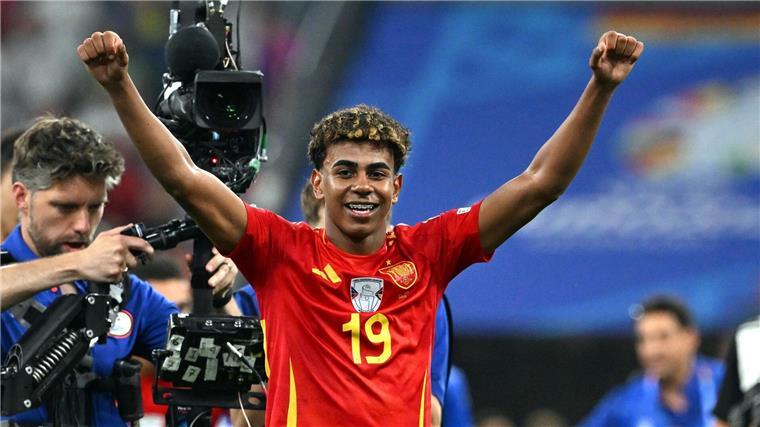 „Genie“ Yamal feiert EM-Historie - Bild mit Messi begeistert Spaniens Lamine Yamal feiert den 2:1-Sieg gegen Frankreich.