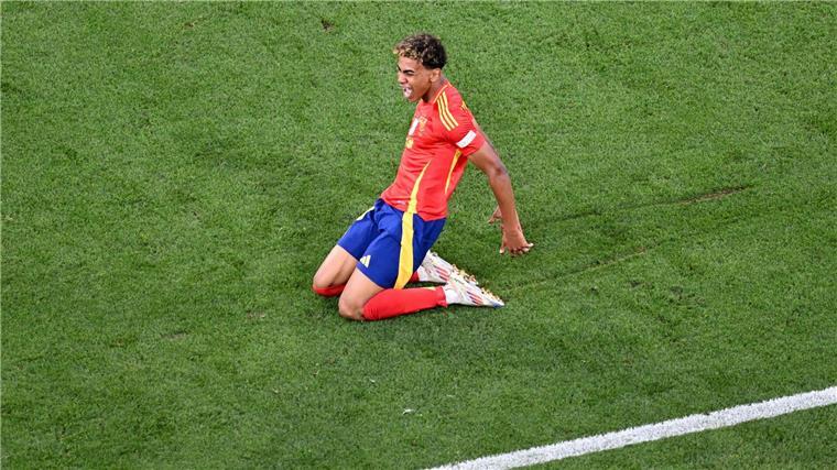 Ausgleich gegen Frankreich: Yamal jüngster EM-Torschütze Spaniens Lamine Yamal jubelt nach seinem Tor zum 1:1.