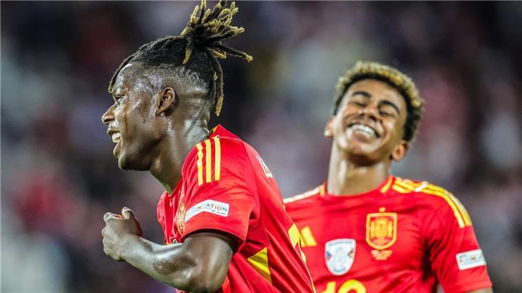Spaniens Spaß-Fußballer bereit für Deutschland-Duell Spaniens Nico Williams (l) jubelt nach seinem Tor zum 3:1 mit Lamine Yamal.