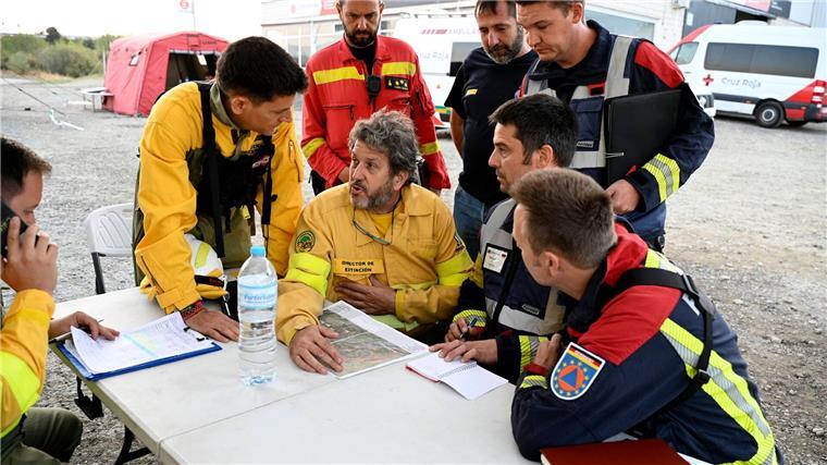Spanische und aus Deutschland zur Hilfe geeilte Feuerwehrleute beraten bei dem Ort Jarilla über die Bekämpfung eines großen Waldbrandes. (Archivbild)