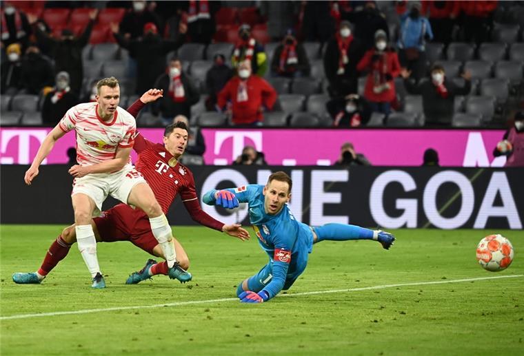 Bundesliga: Am Ende setzen sich die Bayern durch Spannend ist das Spiel zwischen Bayern München und RB Leipzig: Hier schaut Robert Lewandowski (Mitte) zusammen mit Leipzigs Lukas Klostermann (links) und Leipzigs Torhüter Peter Gulacsi seinem Schuss aufs Tor nach.