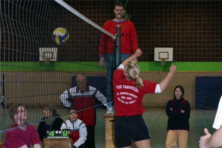 Tarmstedter Volleyball-Daddelturnier feiert 40. Geburtstag Spannende Ballwechsel ohne dass der technische Volleyball im Vordergrund steht, gibt es beim Tarmstedter Daddelturnier schon seit 1981. Unser Archivbild entstand vor 15 Jahren beim 25. Jubiläumsturnier.