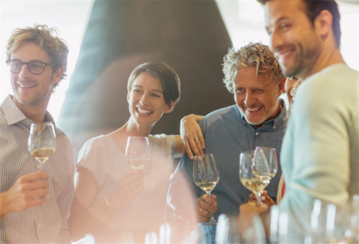 Initiative: Genusssteigerung durch Wissen Weintrinkende Menschen