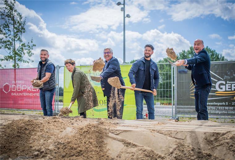 Bauarbeiten auf dem Kistner-Gelände gestartet Spatenstich am Kistner-Gelände (von links): Jaroslav Gerbatowski, Ingrid Spengler, Melf Grantz, Silvester Gerbatowski und Christian Jaeger.