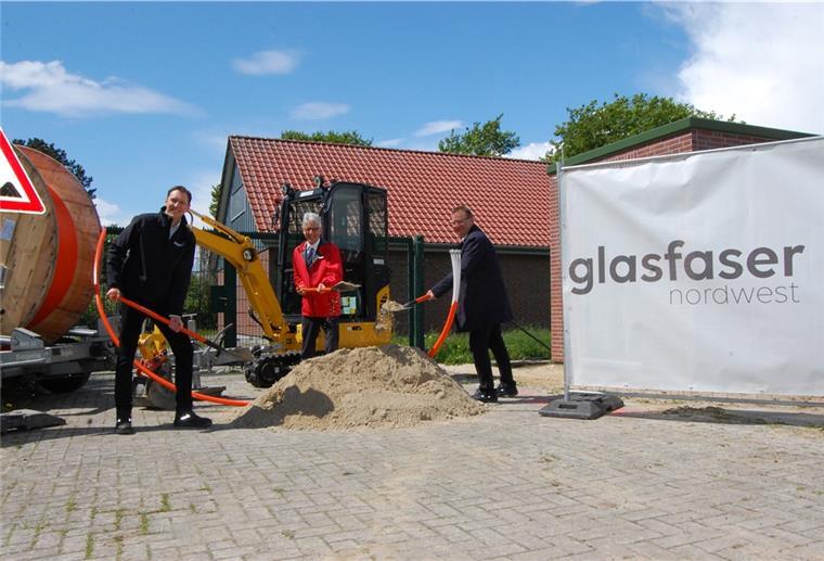 Glasfaseranschluss für 2800 Haushalte in Brake Spatenstich für das neue Breitbandnetz in Brake (von links): Christoph Meurer, Geschäftsführer von Glasfaser Nordwest, Bürgermeister Michael Kurz und Ralf von Dzwonkowski von EWE Netz.