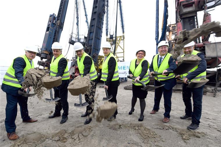 Spatenstich für Siemens-Werk in Cuxhaven Spatenstich für das Siemens-Werk in Cuxhaven, mit dabei Dr. Zsos Sluitner (von links), Dr. Ulrich Getsch, Dr. Markus Tacke, Enak Ferlemann, Daniela Behrens, Uwe Santjer und Dr. Hans- Joachim Stietzel.