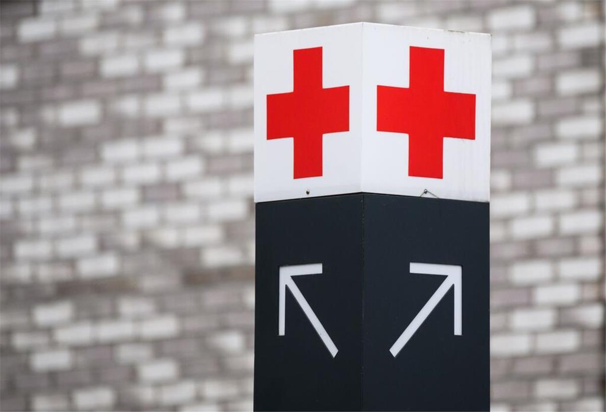 Neue Zentralklinik: Bau für 800 Millionen Euro beginnt Ein Schild mit einem roten Kreuz weist den Weg zur Notaufnahme des Klinikum Region Hannover. (zu dpa: «Spatenstich für neue Zentralklinik in Ostfriesland»)
