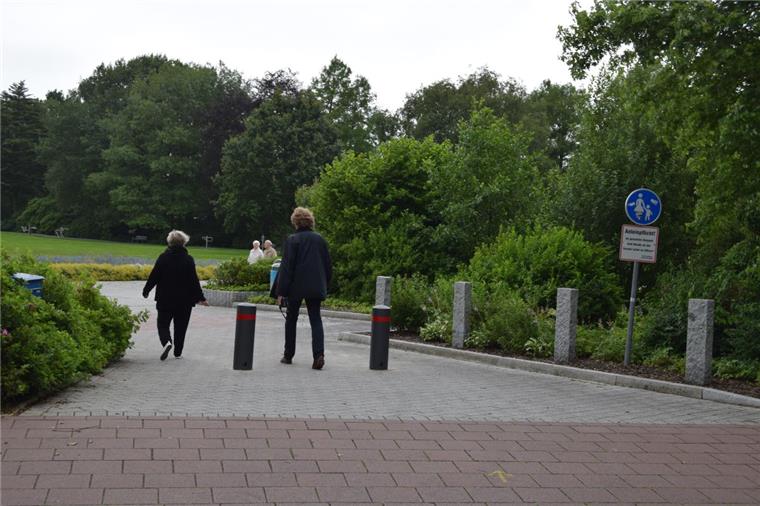 Bad Bederkesa: Mit Pollern gegen wildes Parken im Kurpark Spaziergänger können nach wie vor ungehindert den Kurpark in Bad Bederkesa betreten. Die beiden Poller am Eingang sollen Autofahrer stoppen.