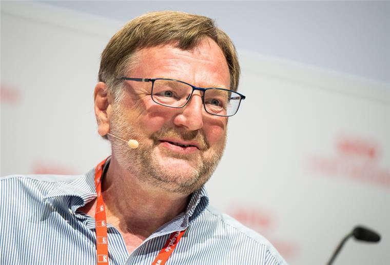 Parteitag SPD Bremen in Bremerhaven - Antrag gegen Schröder SPD-Landesparteitag Bremen wird heute ein neuer Vorstand gewählt. Amtsinhaber Reinhold Wetjen stellt sich zur Wiederwahl.