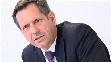 SPD-Politiker Lies will Respekt gegenüber Rettungskräften schon in der Schule stärker vermittelt sehen. (Archivbild)