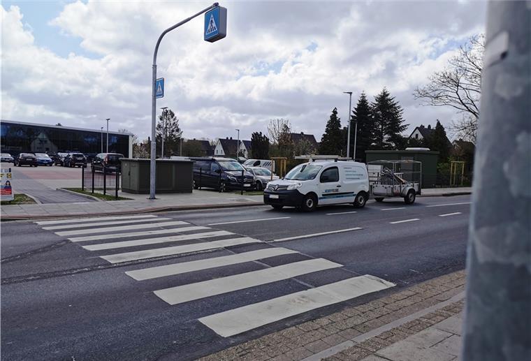 Lidl-Zebrastreifen in Nordenham-Atens: Politik fordert Nachbesserungen SPD und Grüne im Rat schlagen unter anderem vor, in Höhe des Fußgängerübergangs ein Blinklicht zu installieren, um die Aufmerksamkeit der Autofahrer auf die noch recht neue Verkehrssituation zu lenken.