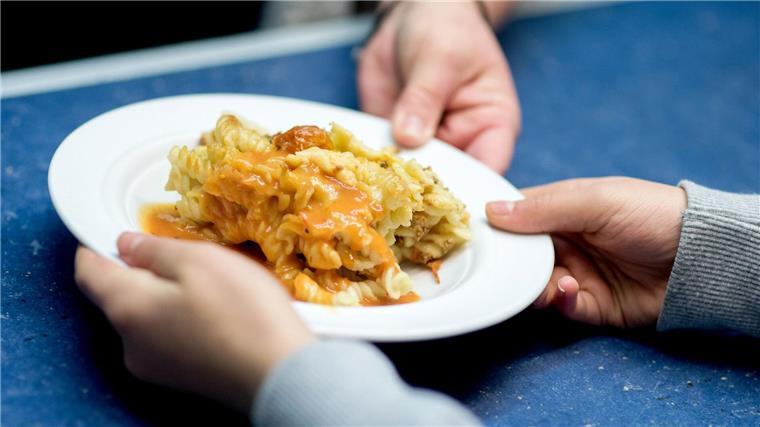 Schulmensen sollen Lernorte für Ernährung werden SPD und Grüne wollen sich für eine bessere Ernährung an den Schulen, aber auch in anderen Gemeinschaftseinrichtungen einsetzen. (Archivbild)