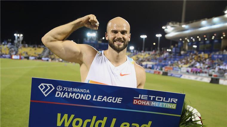 Über 91 Meter: Speerwerfer Weber siegt in Doha mit Bestmarke Speerwerfer Julian Weber jubelt über seinen Sieg in Doha.