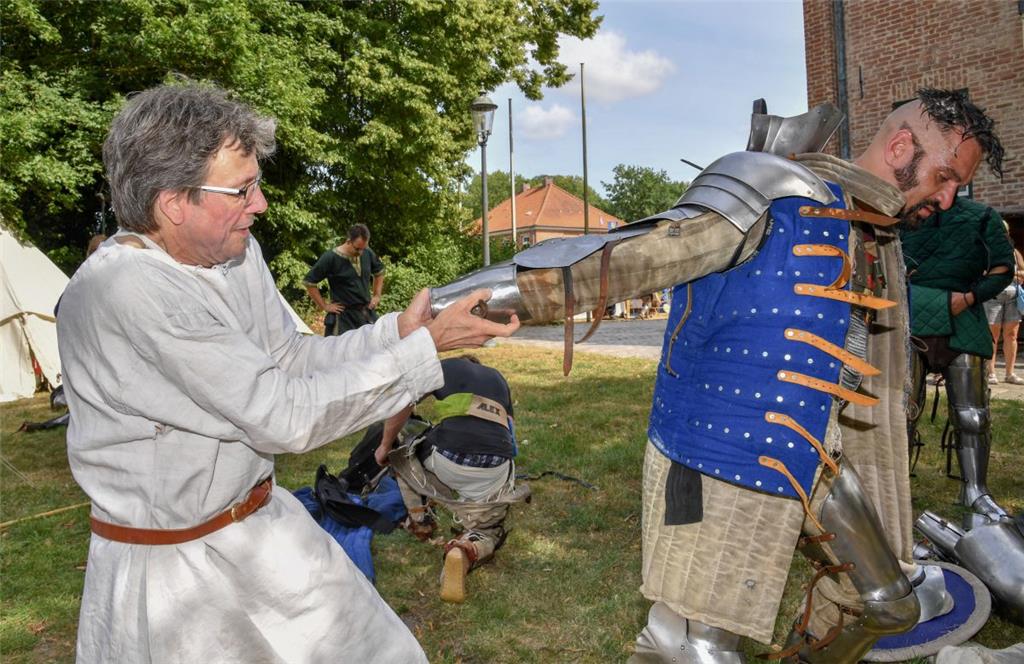 Spektakel beim Mittelalterfest rund um die Burg in Bad Bederkesa. Mit von der Pa...
