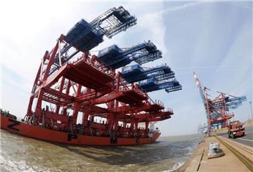 Containerbrücken an Bord eines Schiffs