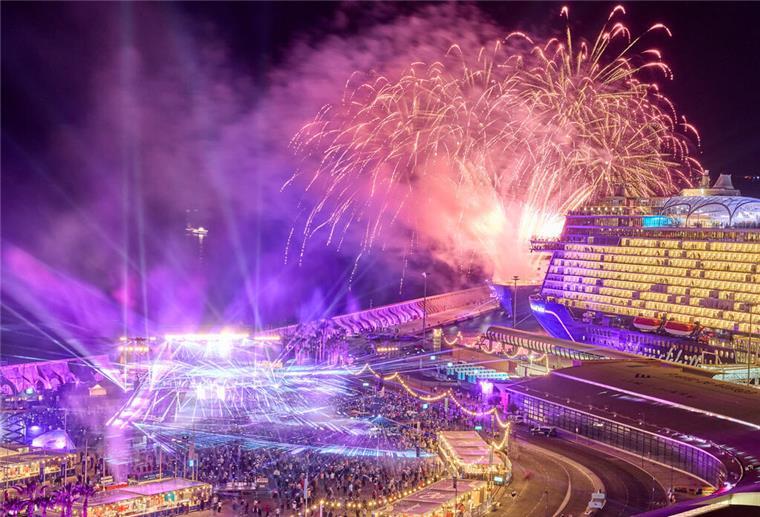 Nach Luxus-Taufe: Diese Ziele steuert die „Mein Schiff Relax“ im Sommer an Das Bild zeigt die Party zur Taufe der "Mein Schiff Relax". Ab Sommer bringt das Kreuzfahrtschiff Gäste zu Zielen in Italien, Frankreich, Spanien und Portugal