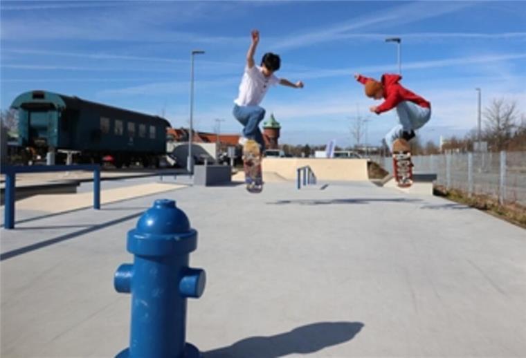 Skatepark am Cuxhavener Bahnhof eröffnet - Track für BMX-Fahrer Spektakuläre Tricks zeigten die Skateboarder auf der neuen Anlage.