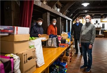 Spendenübergabe nach dem Brand in Lunestedt im Dorphuus (von links): Ortsvorsteher Thorsten Steinberg, Heino Schmidt vom Dorphuus-Team, Claas Götjen, Administrator der Lunestedter Facebook-Seite, und Hartmut Spreen vom Dorphuus-Team sind begeistert.