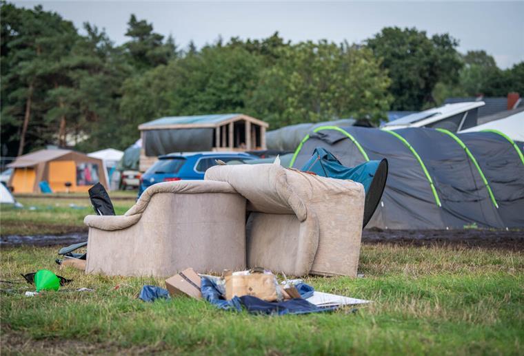 Tonnen von Müll: So sieht das Deichbrand-Gelände nach der Abreise aus Müll