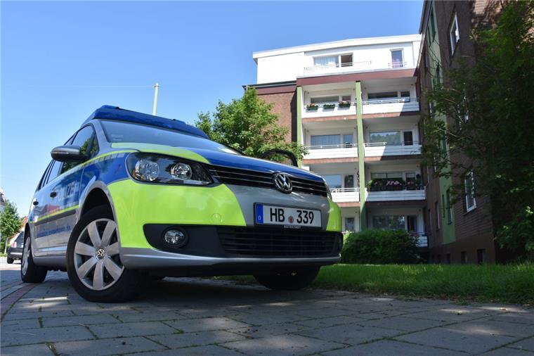 Großeinsatz von Polizei und Feuerwehr am Flötenkiel Spezialisten der Polizei konnten die Frau dazu bewegen, zurück ins Haus zu kehren.