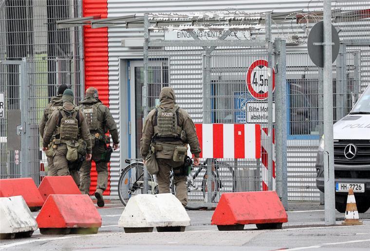 Spezialkräfte der Polizei waren am Flughafen im Einsatz. Mittlerweile hat der Geiselnehmer aufgegeben.