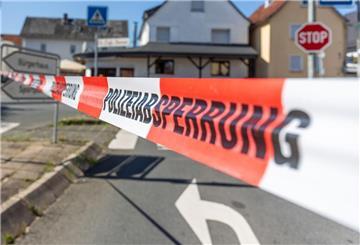 Ein Absperrband der Polizei an einer Straße.