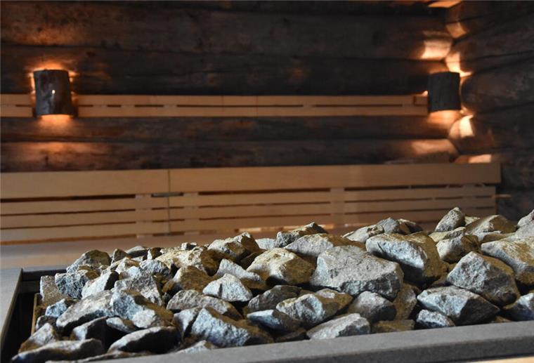 Entspannung pur: Magischer Wellness-Genuss im Bad 2 Sauna mit Saunasteinen