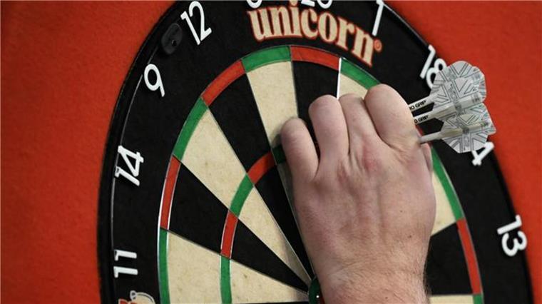 Der Trendsport Darts findet auch bei uns in Bremerhaven immer mehr Fans Spiel mit der Scheibe: Gerade rund um die Weltmeisterschaft in London spüren auch regionale Dartsvereine ein gesteigertes Interesse am Wurfspektakel mit den Pfeilen.
