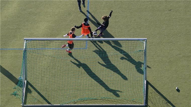 Reform im Kinderfußball: So funktionieren die neuen Spielformen Spiele auf große Tore mit großen Spielerzahlen sollen für die jüngsten Fußballer Geschichte sein. Auf dem Kleinfeld haben sie mehr Ballkontakte.