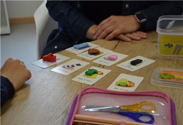 Spiele und Symbole bilden einen Schwerpunkt im Deutschunterricht für ukrainische Kinder.
