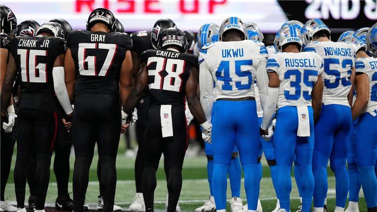 NFL-Spieler erzwingen Abbruch nach Verletzung eines Profis Spieler beider Teams hielten sich noch während der Partie an den Händen.