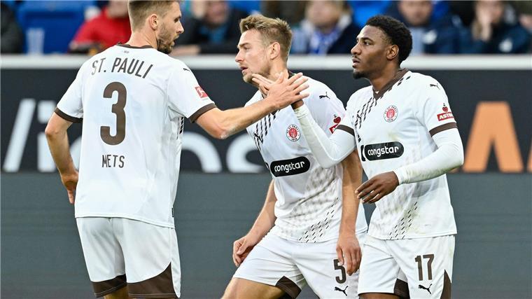 Dortmund schlägt Leipzig - Kiel feiert Premierensieg Spieler des FC St. Pauli freuen sich über den Führungstreffer in Hoffenheim.