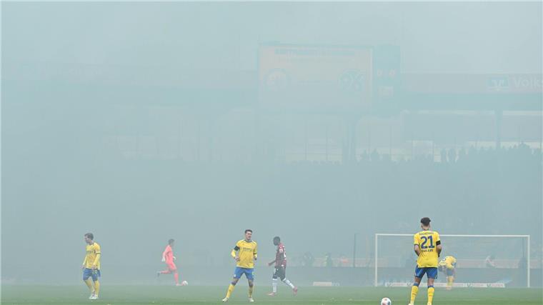 Rot nach Würgegeste: Hannover gewinnt hitziges Derby Spieler im Nebel: Das Derby zwischen Eintracht Braunschweig und Hannover 96 wird nach dem Abbrennen von Pyrotechnik im Hannover-Fanblock kurz unterbrochen.