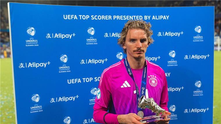 Spieler Nick Woltemade hält die Trophäe für den besten Torschützen des Turniers in den Händen.