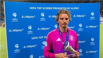 Spieler Nick Woltemade hält die Trophäe für den besten Torschützen des Turniers in den Händen.