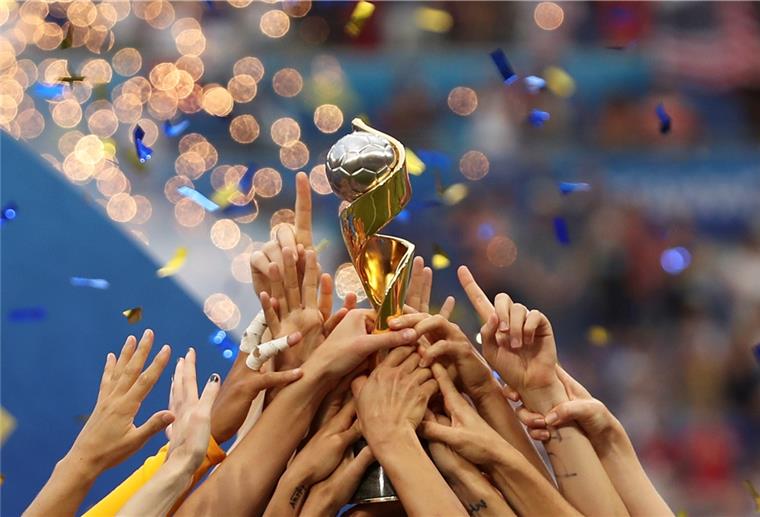 Deutschland will Frauenfußball-WM 2027 Spielerinnen des US-Teams stemmen 2019 gemeinsam die Trophäe in die Luft. Der Deutsche Fußball-Bund bewirbt sich zusammen mit Belgien und den Niederlanden um die Ausrichtung der Frauen-Weltmeisterschaft 2027.