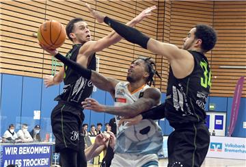 Spielmacher Trey Davis (Mitte) hielt bis zum Ende durch, obwohl er in der ersten Halbzeit schon vier Fouls gesammelt hatte.