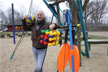 Spielpark-Leiter Klaus Friedrichs zeigt, welche Spiel- und Sportgeräte sich die Besucher der Anlage unter anderem ausleihen können.