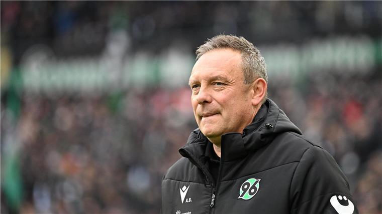 Topspiel im Norden: 96-Trainer hofft wieder aus HSV-Einbruch Spielte früher auch in Hamburg: Hannover-Trainer André Breitenreiter.