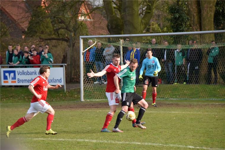 Hagen gewinnt das Spitzenspiel Spielte mit der Rotenburger Verteidigung oft Katz und Maus: Hagens Patrick Müller.