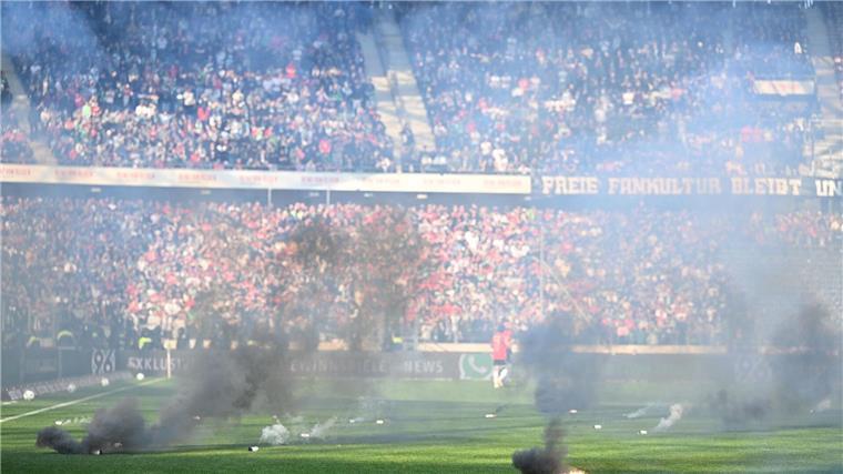 Fanproteste und spätes 1:1: Hannover rettet Punkt im Derby Spielunterbrechung beim Derby Hannover gegen Braunschweig.