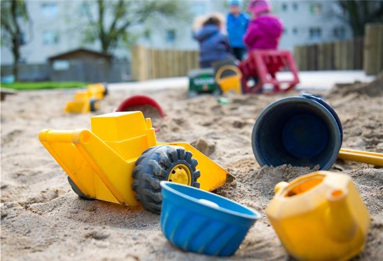 Dringend gesucht: Fachpersonal für Kitas Spielzeug liegt in einem Sandkasten in einer Kindertagesstätte.