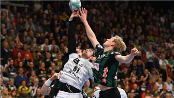 Spitzenhandball in der ZAG Arena: Hier kämpfen Kiels Hendrik Pekeler (l) und Hannovers Marian Michalczik um den Ball.