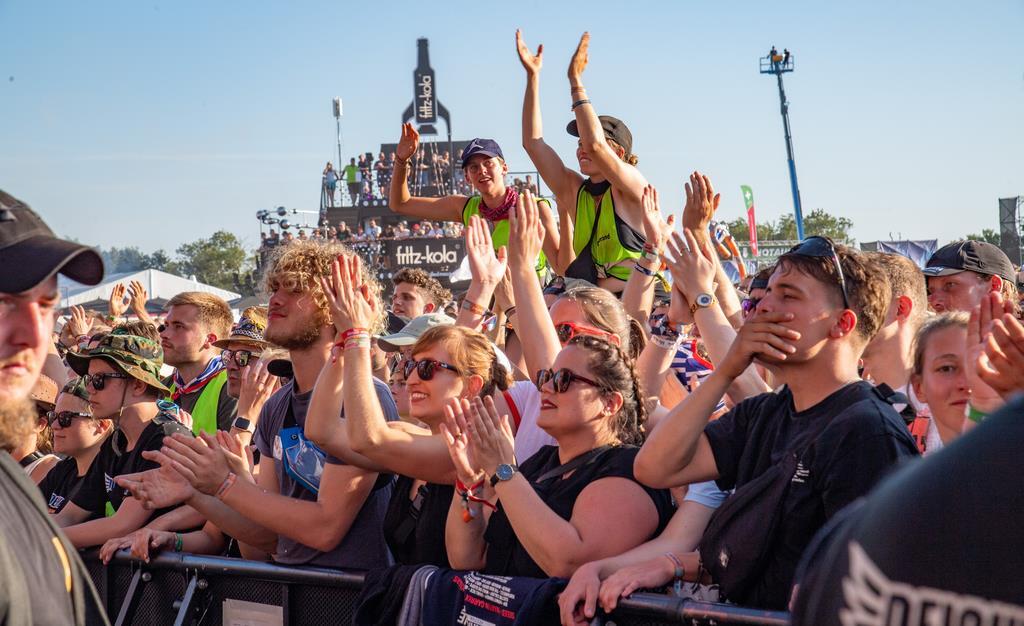 Spontaner Auftritt von Madsen beim Deichbrand-Festival. Gestern noch in Köln, he...