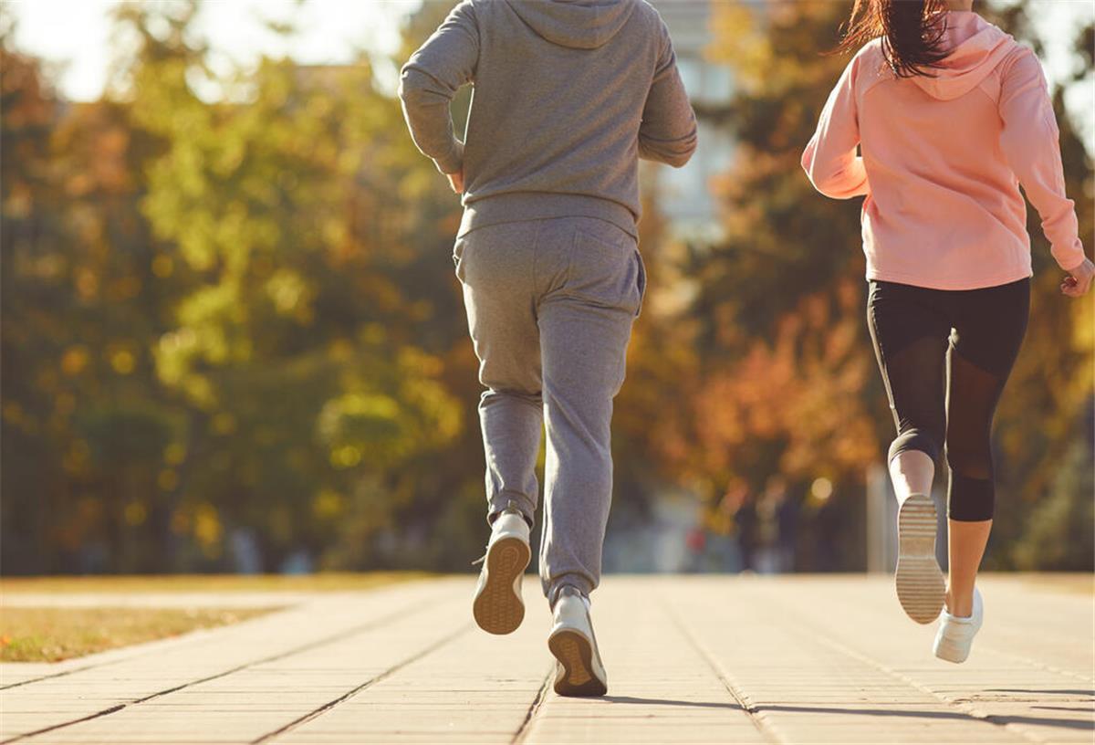 Adipositas: Jedes Kilo weniger macht gesünder Zwei Menschen beim Joggen