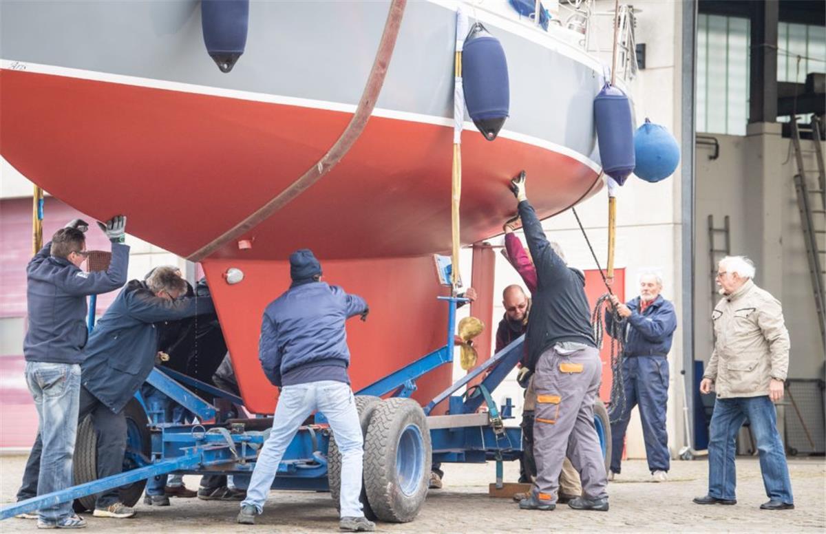 Endlich Sicherheit für die Wassersportvereine in Bremerhaven Sport- und Segelboote privater Eigner werden im Cityport in der Deichstraße für die neue Saison zu Wasser gelassen.